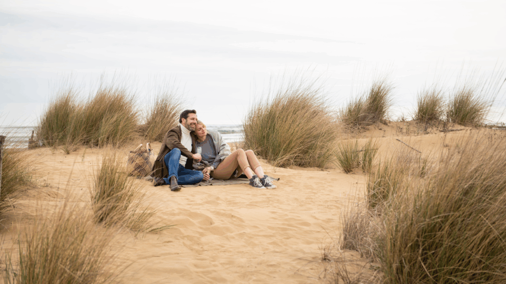 Eine neue Seite abzugewinnen. Es reicht ein Ort, an dem die Sonne das Meer glitzern lässt, den Sand unter den Füßen wärmt und ein Hotel einen mit wohltuender Wärme empfängt