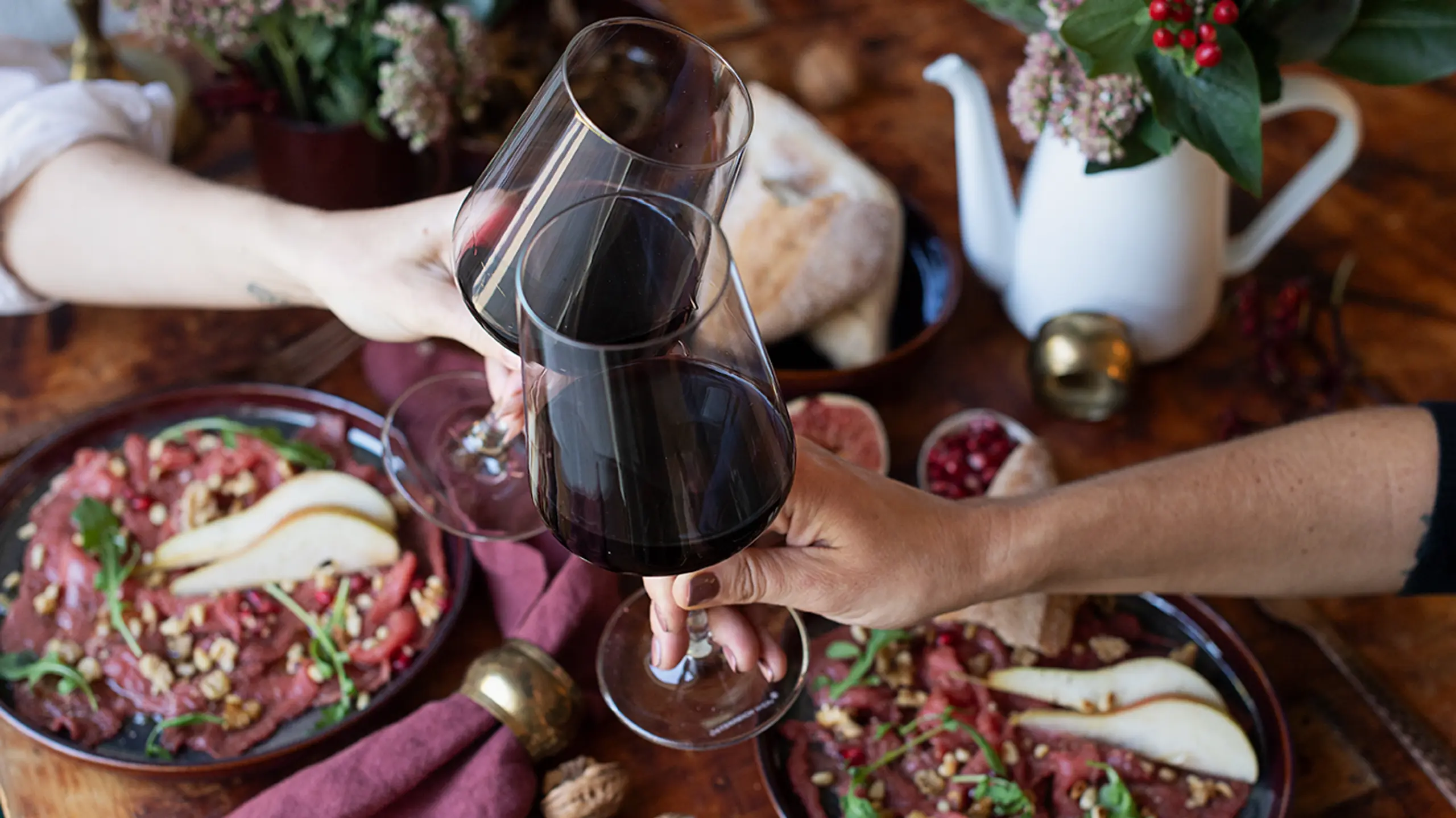 ein Rotwein-Paket mit allem, was du für den perfekten Herbstgenuss brauchst – und haben noch 6 saisonale Foodpairing-Tipps für dich
