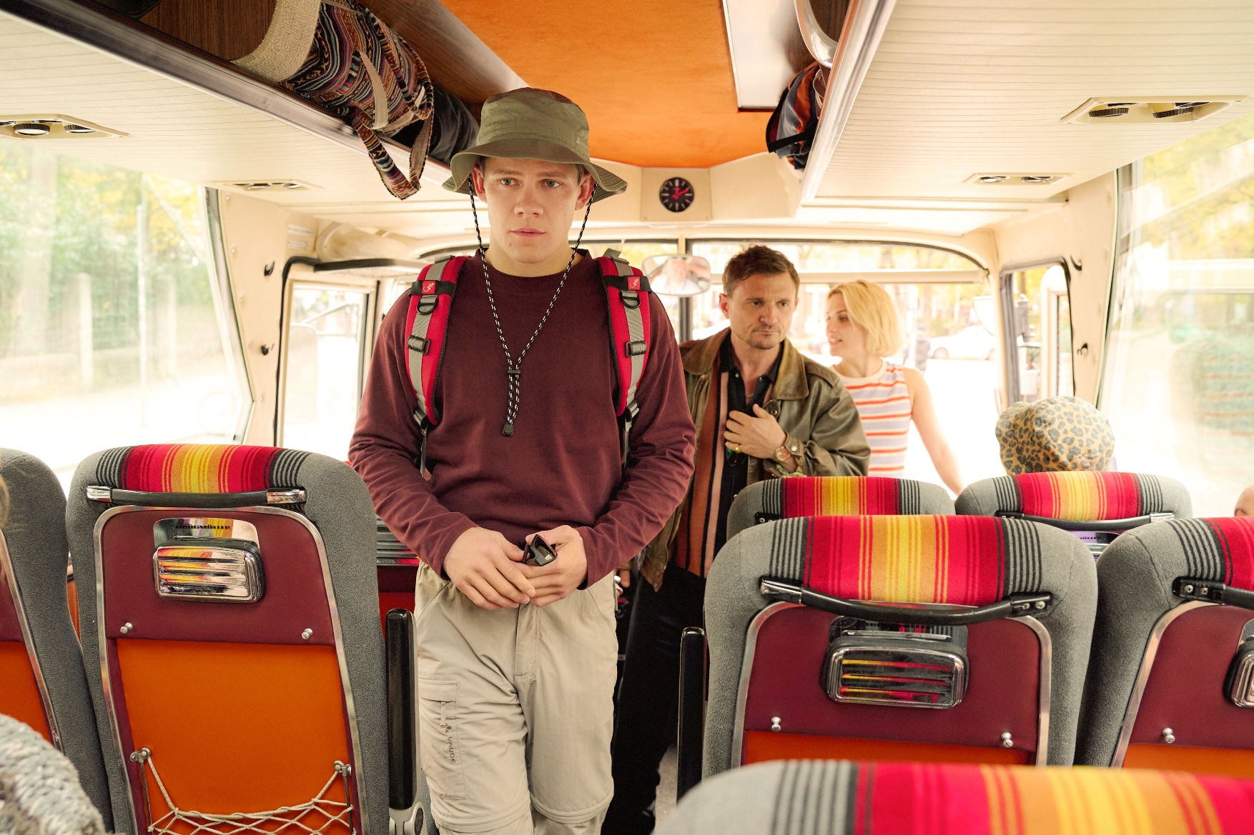 Einen Koffer von American Tourister aus der Fastforward Kollektion in Orange & 2 × 2 Kinogutscheine zum Film