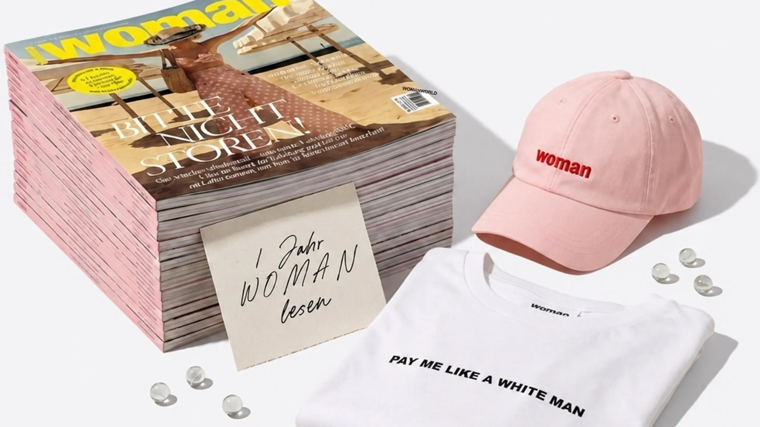 wir ein komplettes Paket: das Statement T-Shirt in Weiß aus schwerer Bio-Baumwolle im lässigen Oversized Fit, die passende Statement Cap in Rosa und dazu Socken in der Farbe Amethyst Orchid