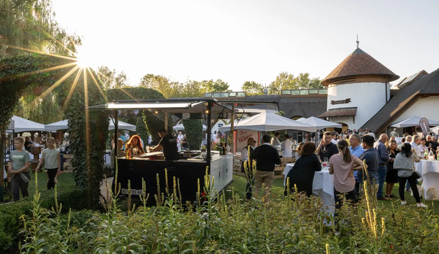 Ein Tag zum Entdecken, Probieren, Zuhören und Zusammensitzen und eine schöne Gelegenheit, den Herbst im Seewinkel gemeinsam zu feiern. VILA VITA Genussfestival – VILA VITA Pannonia Das können Sie mit dem schau-Club